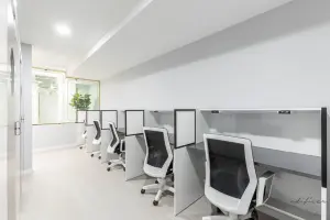 화이트톤 미니멀 스터디카페 파티션 좌석